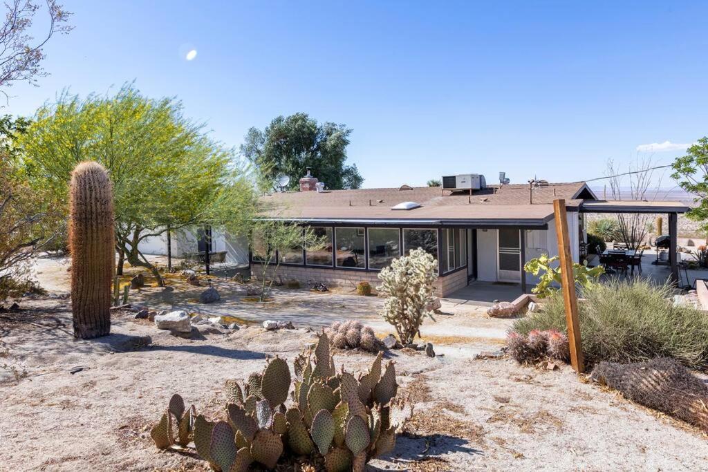 Holiday home The Outpost Joshua Tree: Hot Tub, Gameroom, Jtnp *