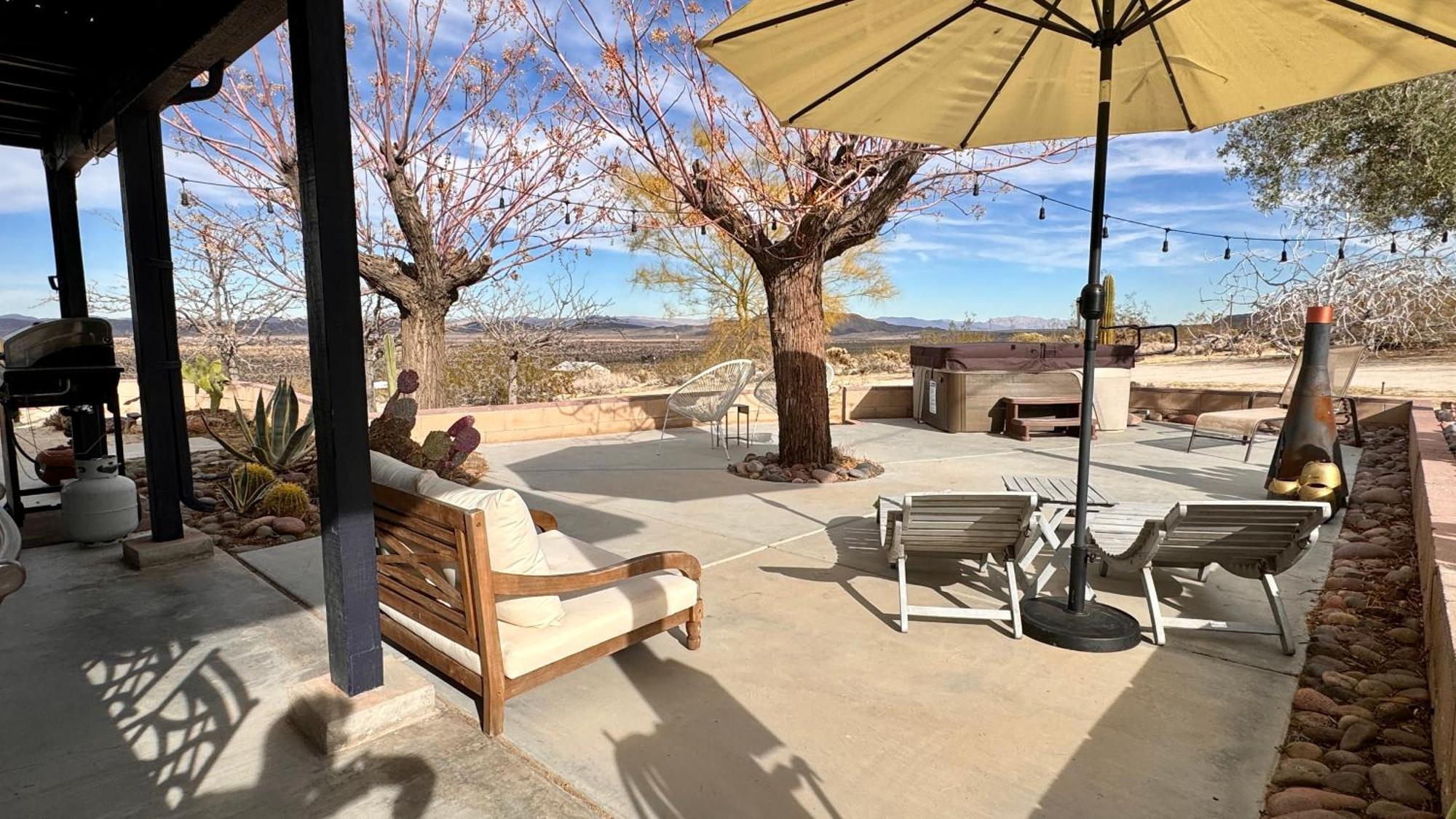 The Outpost Joshua Tree: Hot Tub, Gameroom, Jtnp Holiday home *
