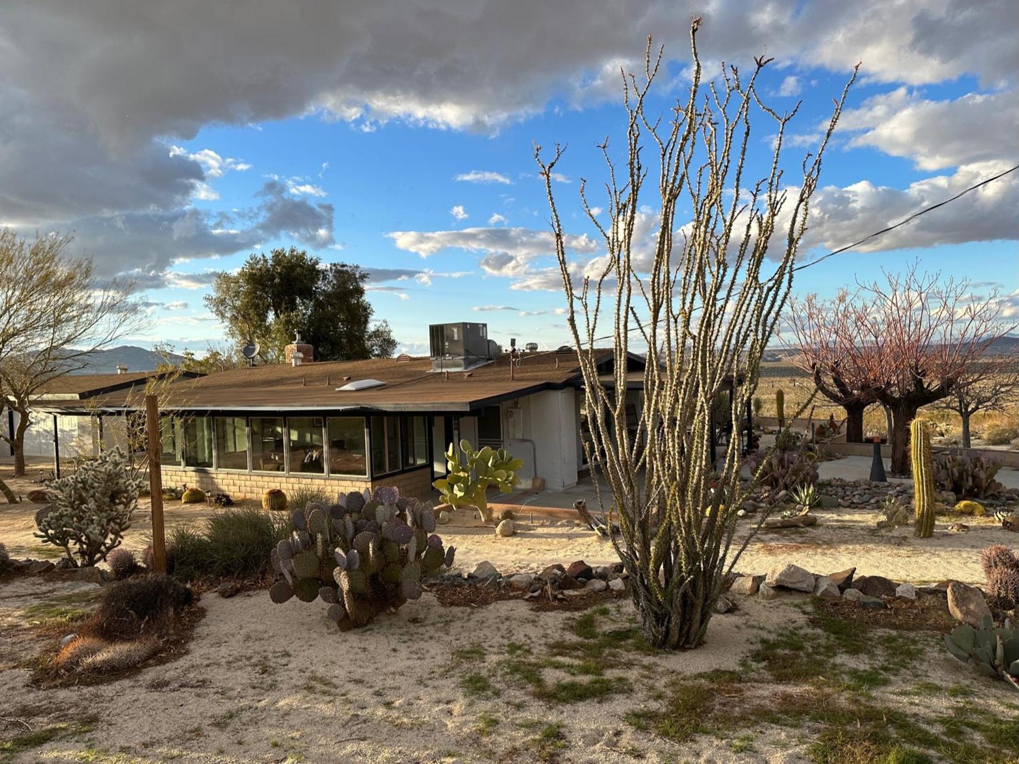 The Outpost Joshua Tree: Hot Tub, Gameroom, Jtnp Holiday home *