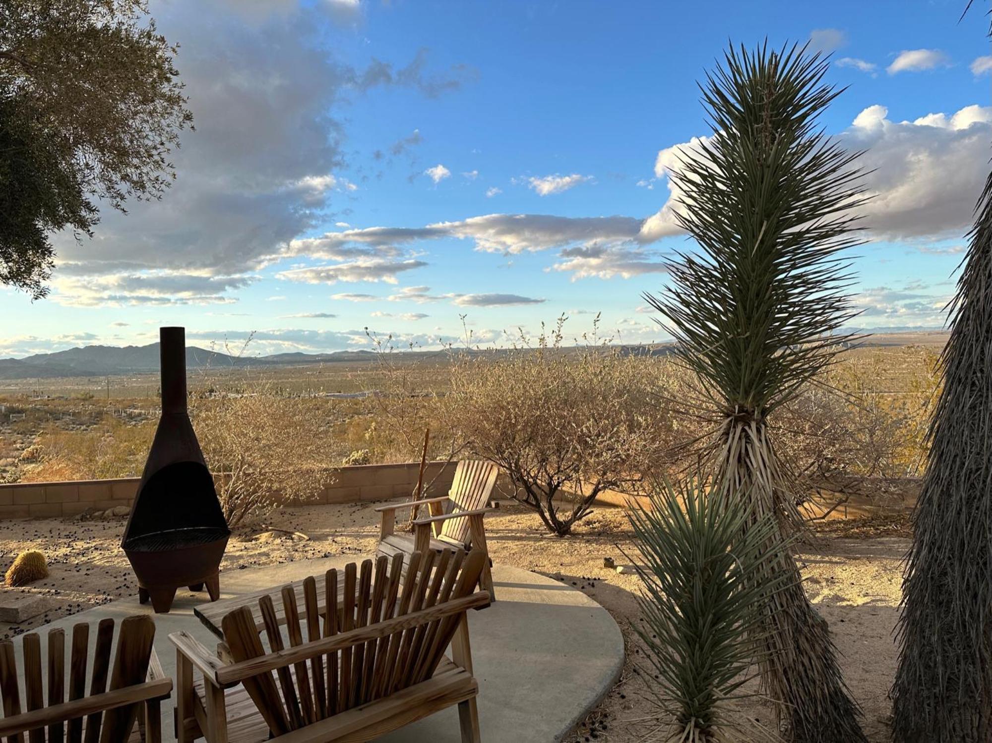 The Outpost Joshua Tree: Hot Tub, Gameroom, Jtnp Holiday home *
