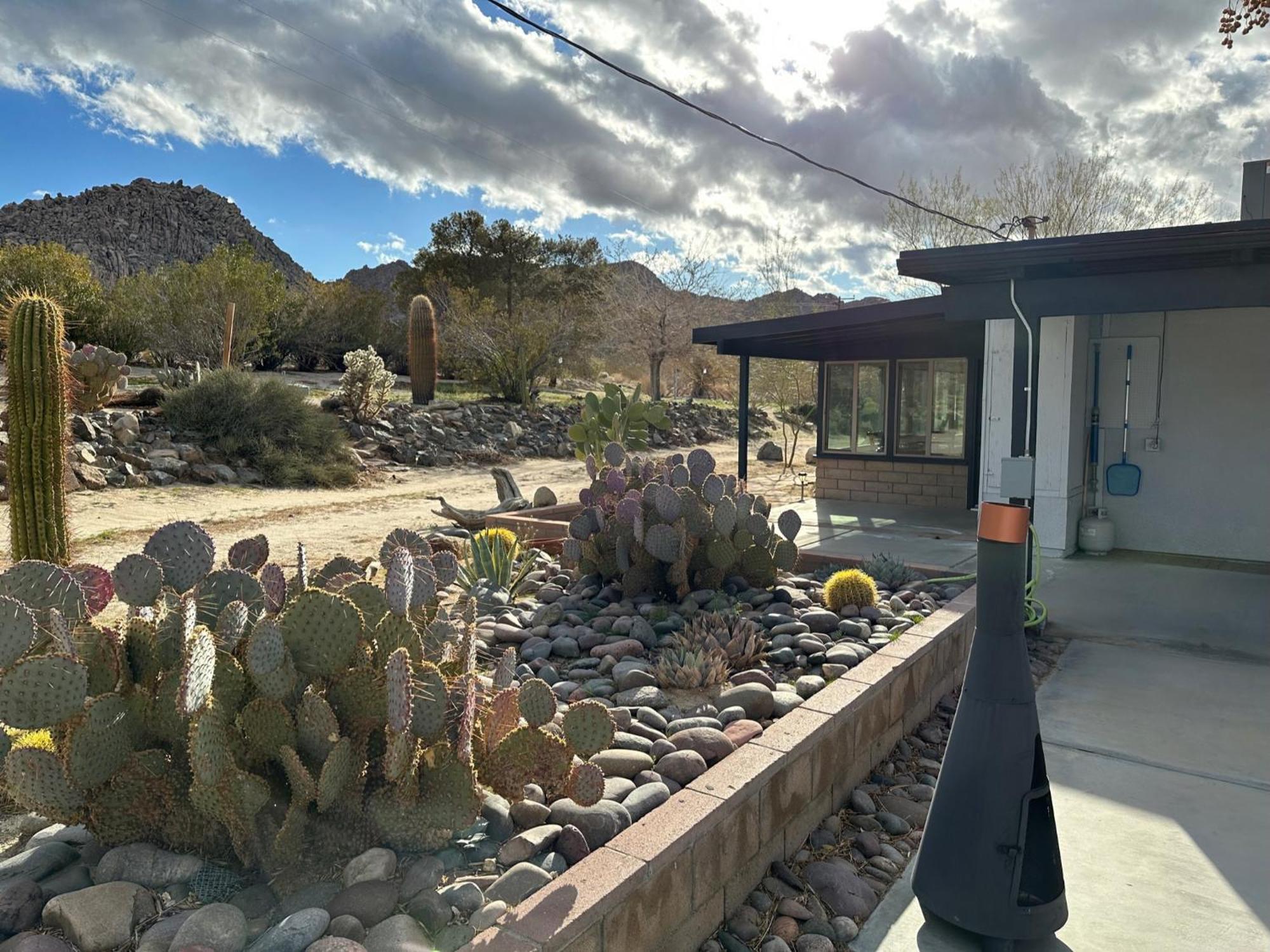 The Outpost Joshua Tree: Hot Tub, Gameroom, Jtnp Holiday home *