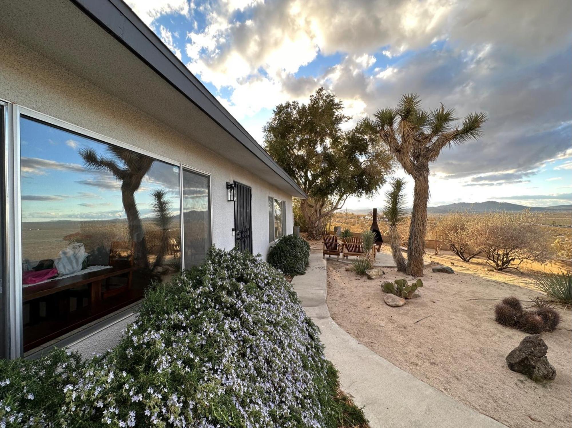 The Outpost Joshua Tree: Hot Tub, Gameroom, Jtnp Holiday home