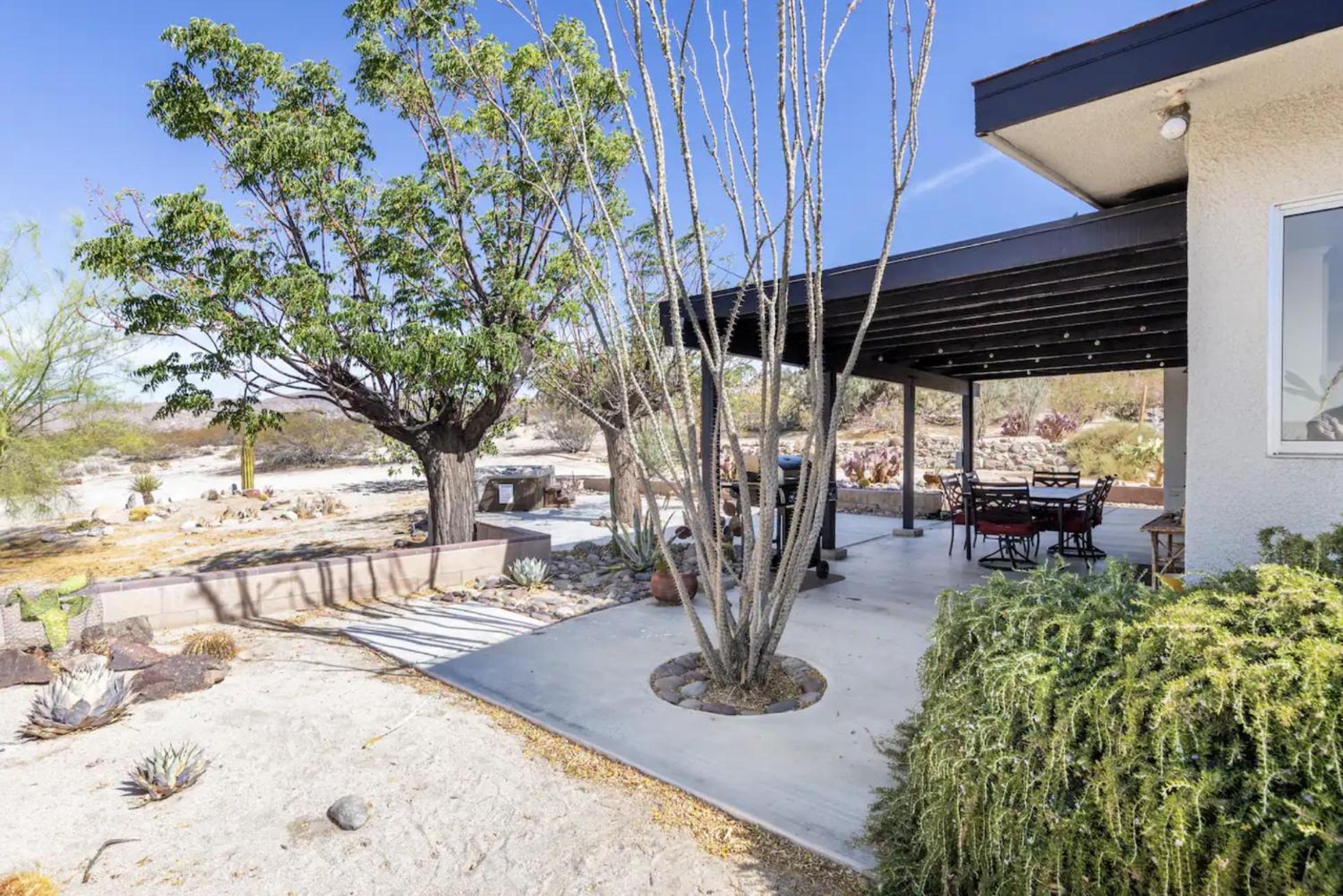 The Outpost Joshua Tree: Hot Tub, Gameroom, Jtnp Holiday home *